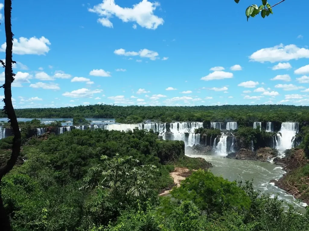 Vue panoramique des chutes d'Iguazu